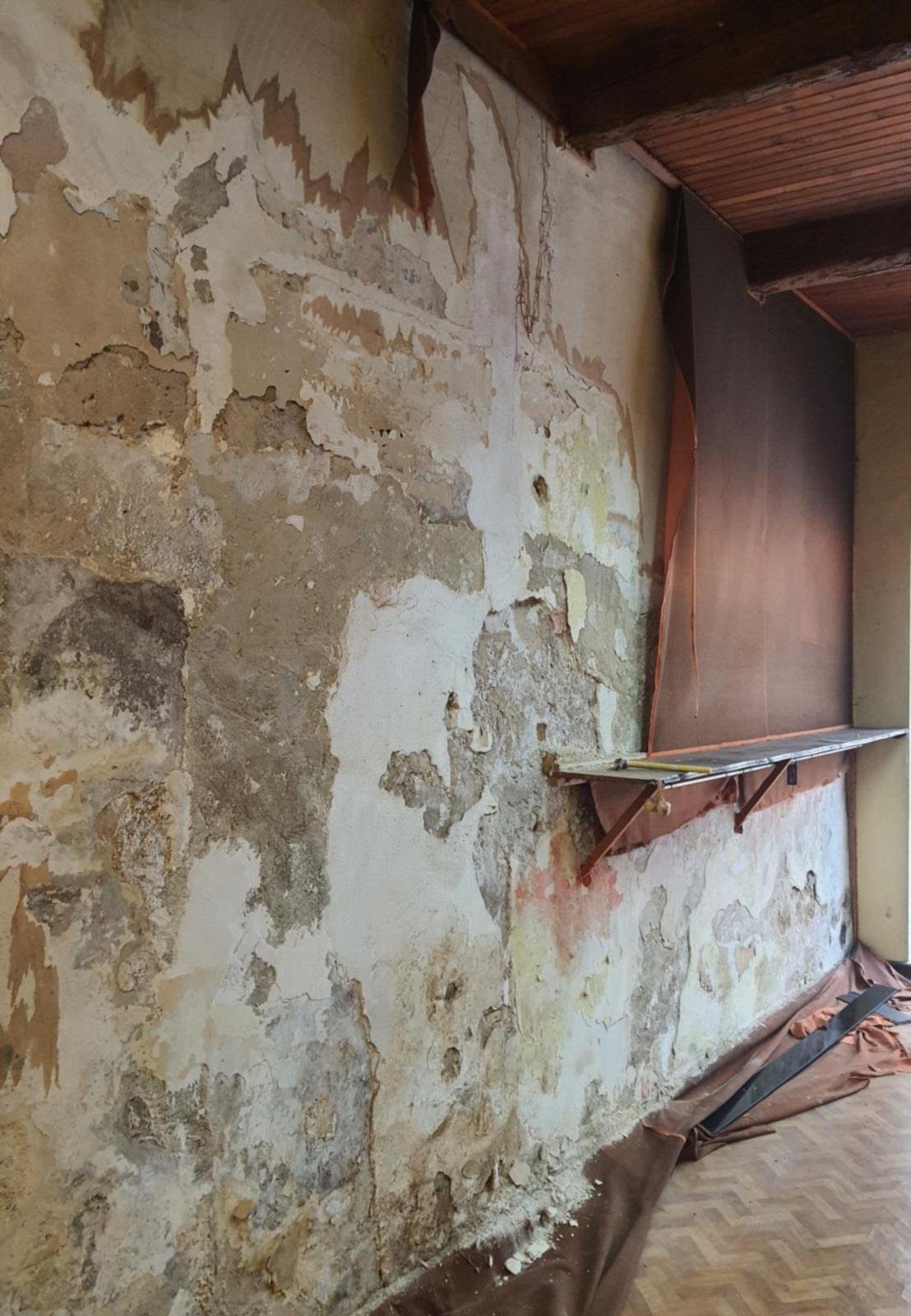 Travaux réalisés : décapage et préservation des murs en pierre, création de sanitaires, pose de Placo entre les poutres, installation de parquet au sol et peinture avec panneaux colorés.